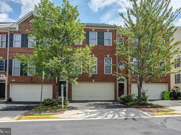 8018 Samuel Wallis St, Lorton, VA 22079