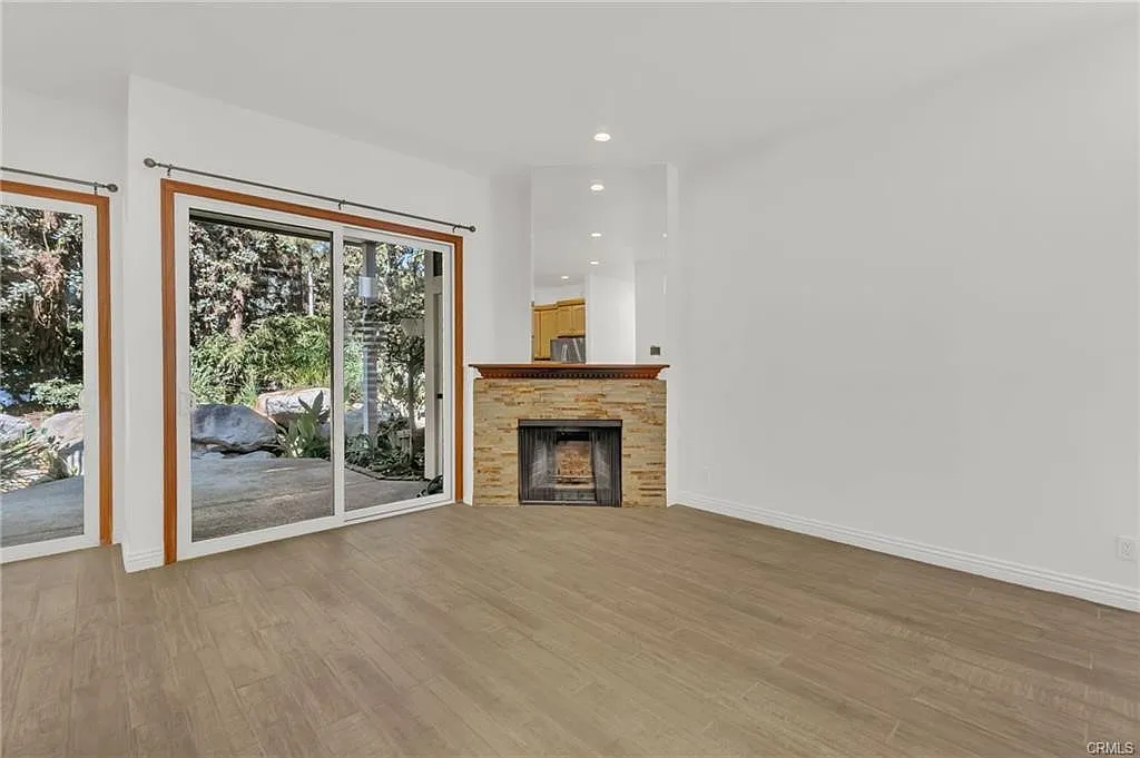 2 bed, 1100 sqft, $4,300 — Photo 4