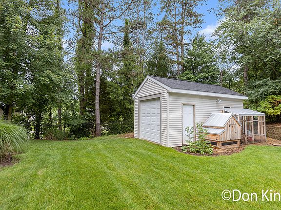 4th image of 6892 Lake Bluff Dr NE