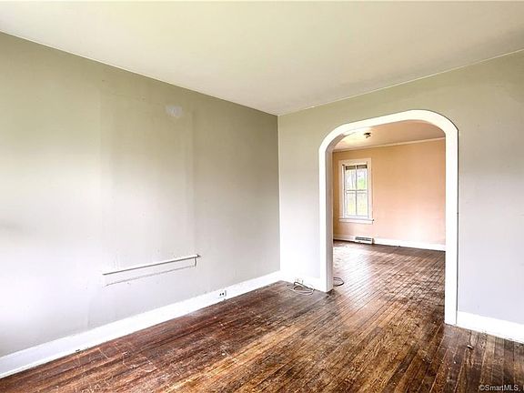 5th image of 27 Poplar St