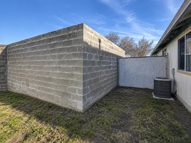 924 Glengrove Ave — Photo 10