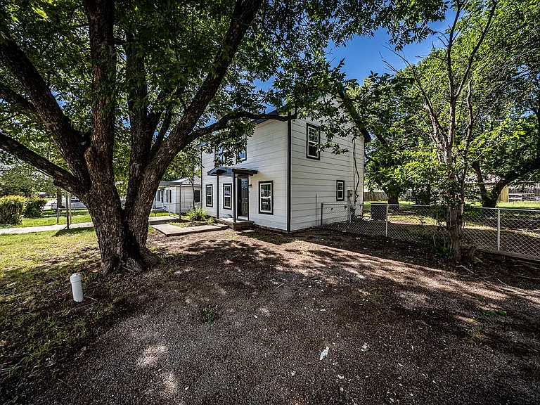1905 NW Baldwin Ave — Photo 3