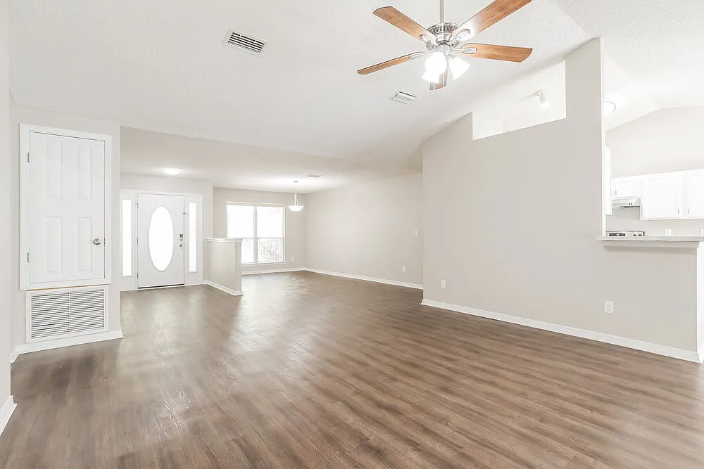4 bed, 3.0 bath, 2129 sqft, $2,205 — Photo 4