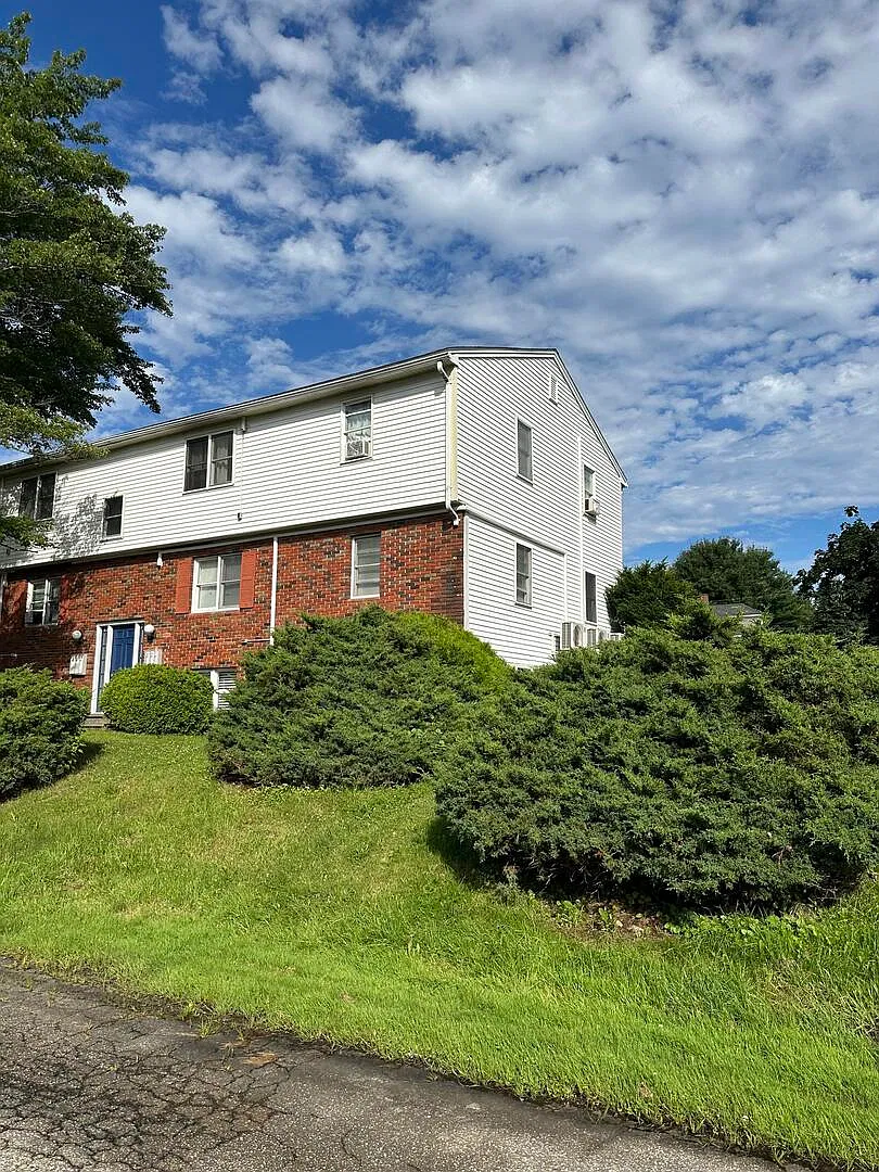 2 bed, $1,900 — Photo 1