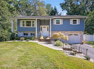 12 Locust Grove Ln, Manalapan, NJ 07726