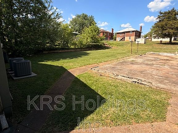 4th image of 8 Parkwood Ave #A