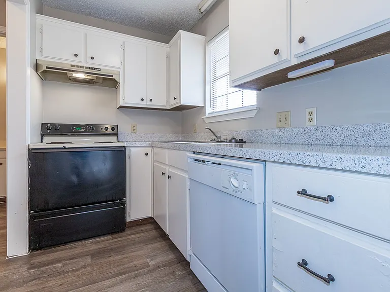 W Lillian St Fourplex — Photo 17