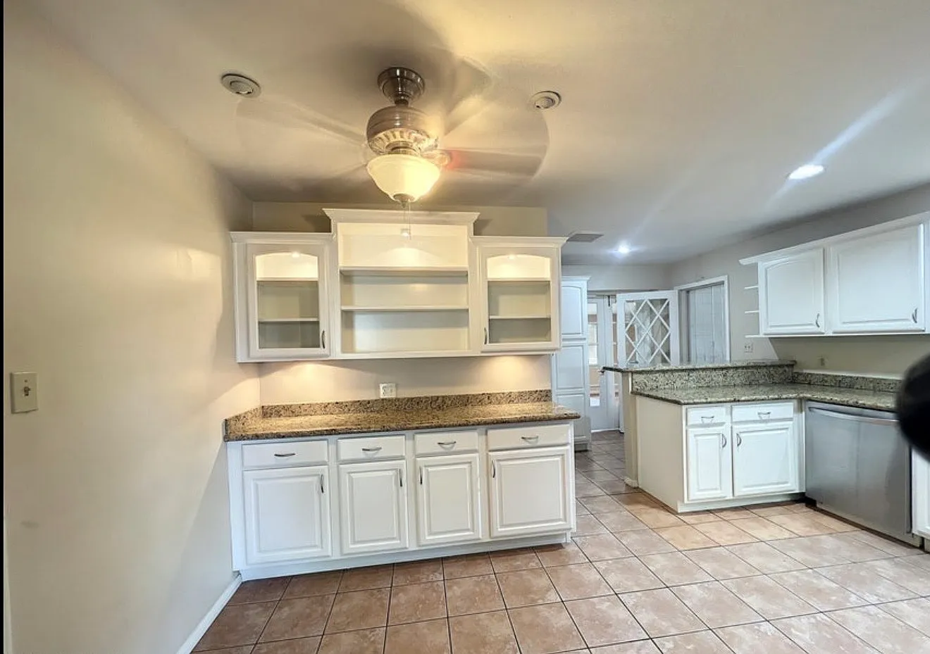 3 bed, 1.5 bath, 2303 sqft, $3,200 — Photo 3