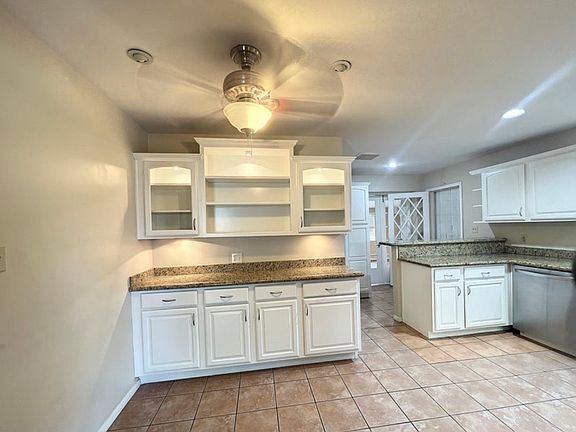 3rd image of 4437 E Clarendon Ave