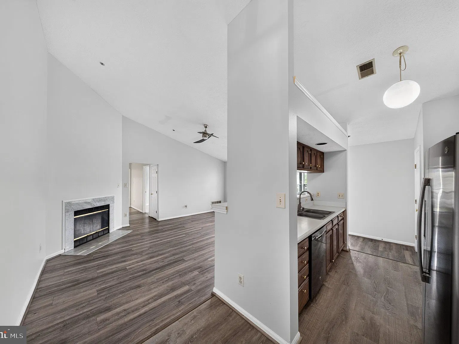2 bed, 2.0 bath, 1074 sqft, $2,000 — Photo 4