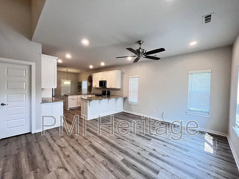 3 bed, 3.5 bath, 1808 sqft, $2,000 — Photo 3