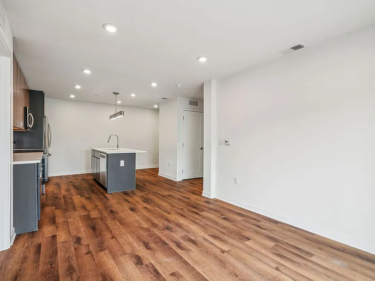 Graduate Pointe — Photo 236