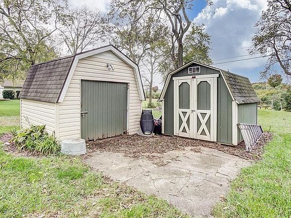 3rd image of 3660 Paris Dr