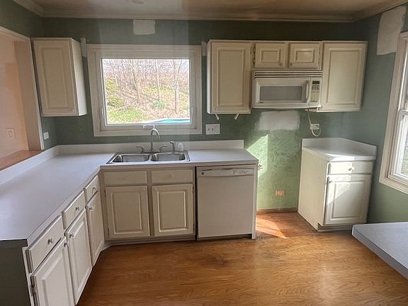 5th image of 570 Newcastle Dr