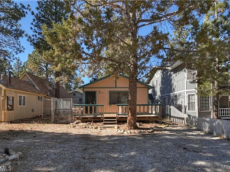 949 Pine Ln — Photo 2