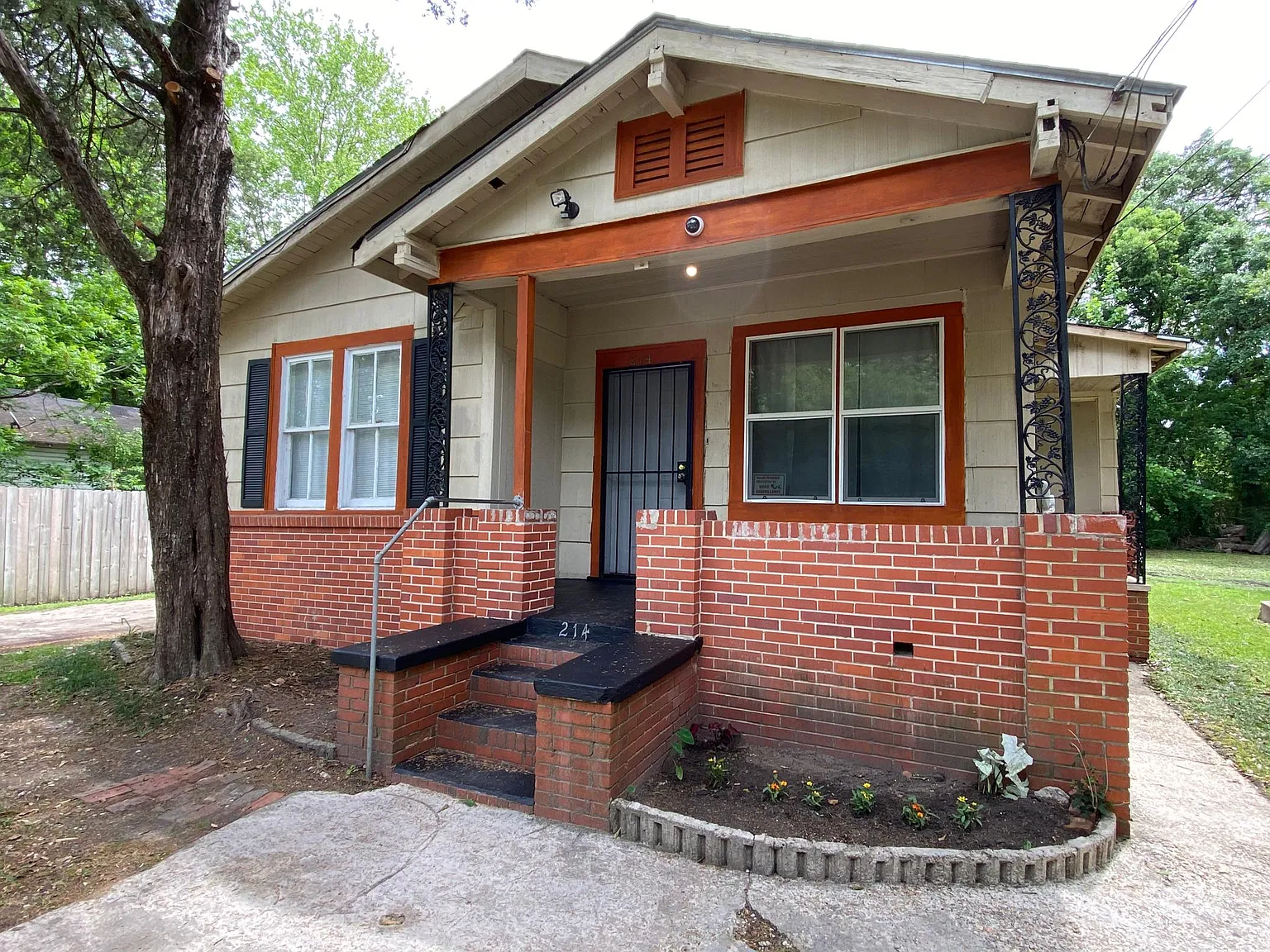 214 Chandler St — Photo 1