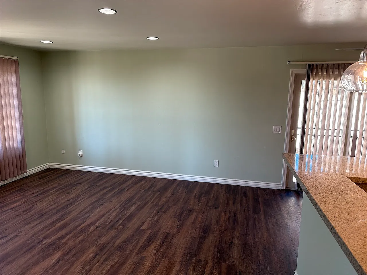 3 bed, 975 sqft, $3,045 — Photo 3