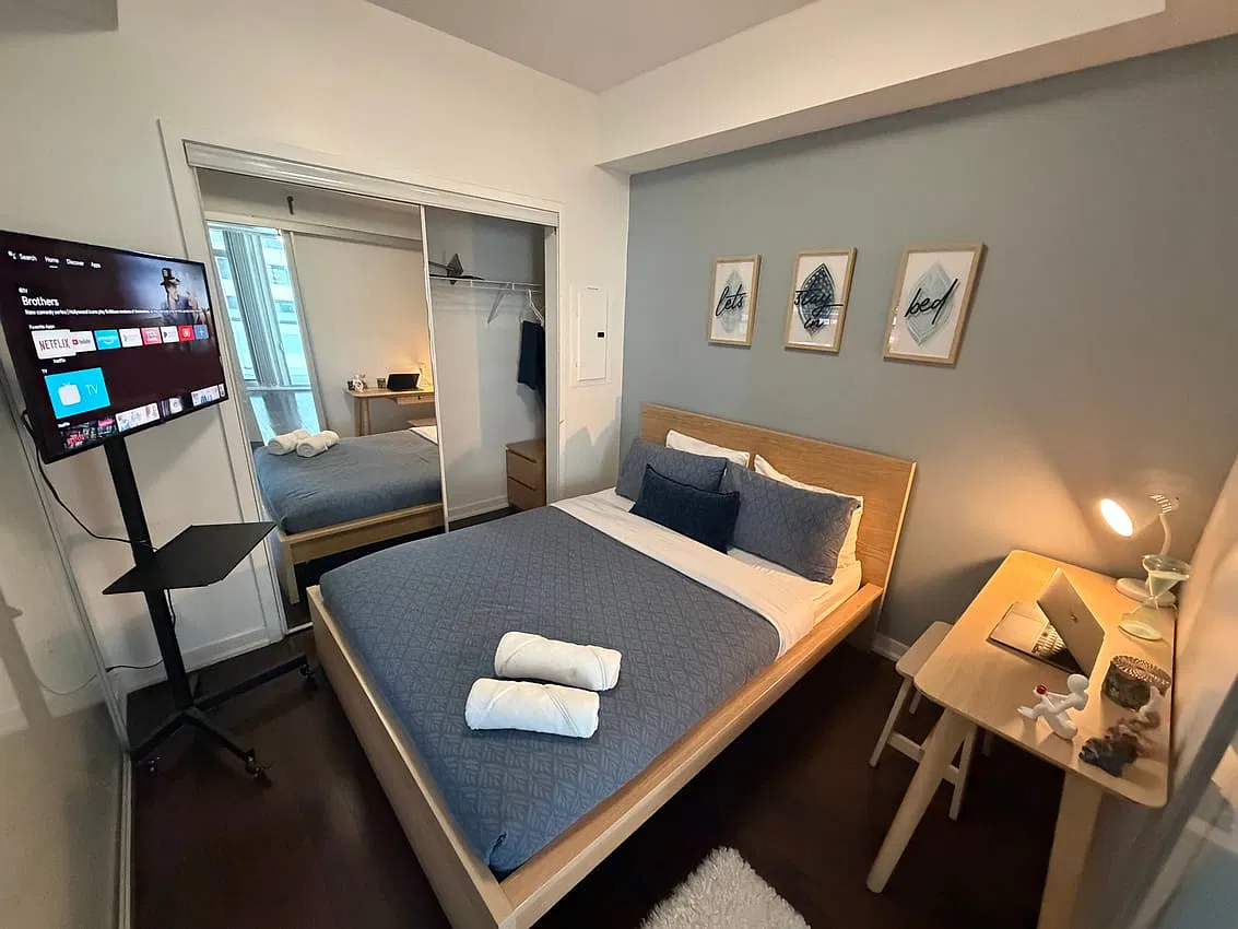 Deluxe Room without Window - York Street & Bremner Boulevard — Photo 1