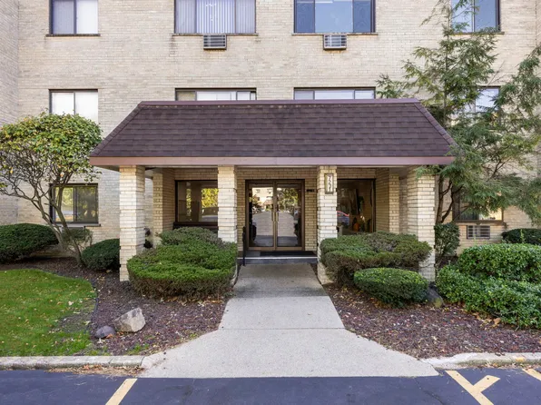 7231 Wolf Rd #208, La Grange, IL 60525