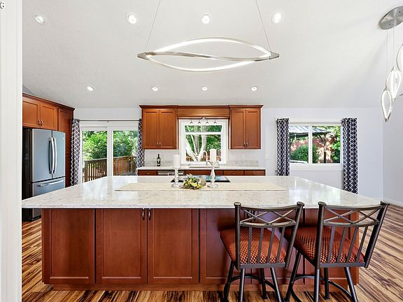 3rd image of 404 SW Overlook Ct