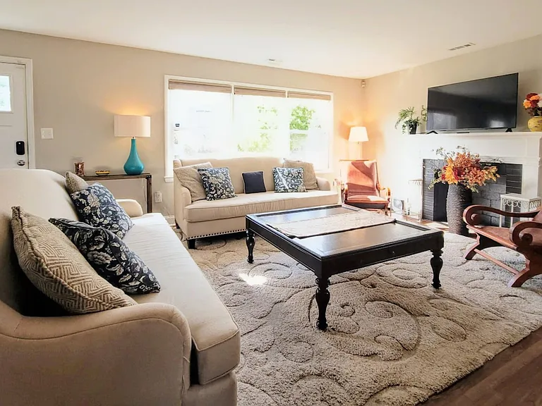 Singleton Dr — Photo 1