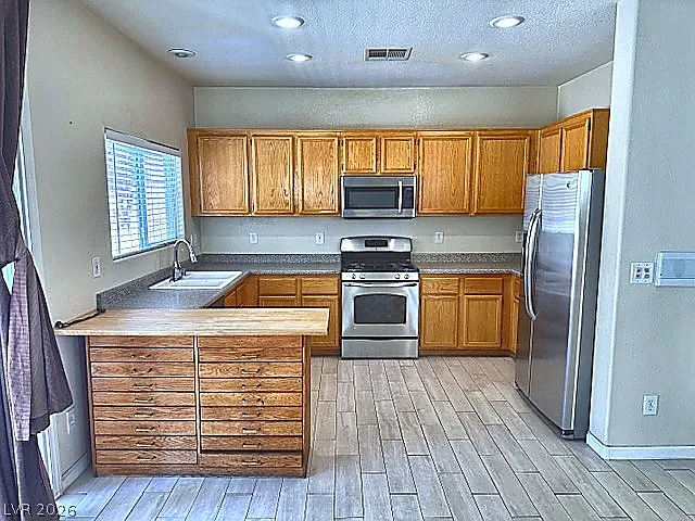 4 bed, 2.5 bath, 2137 sqft, $2,800 — Photo 3