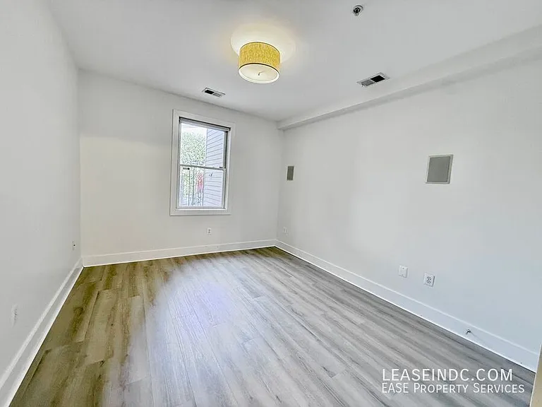 245 15th St SE #101 — Photo 15