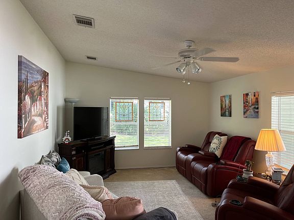 3rd image of 17 Winthrop Ln