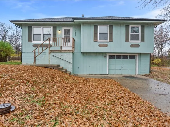 1807 Stacy Rd, Harrisonville, MO 64701