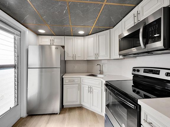3rd image of 1021 Crystal Lake Dr APT 202