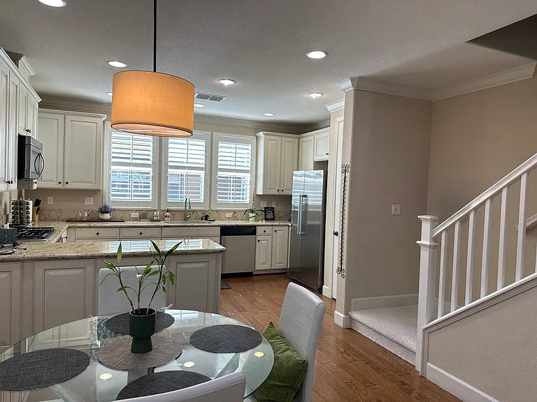 496 Rialto Pl — Photo 1