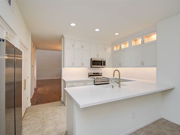 4th image of 6 Town Oaks Pl #6