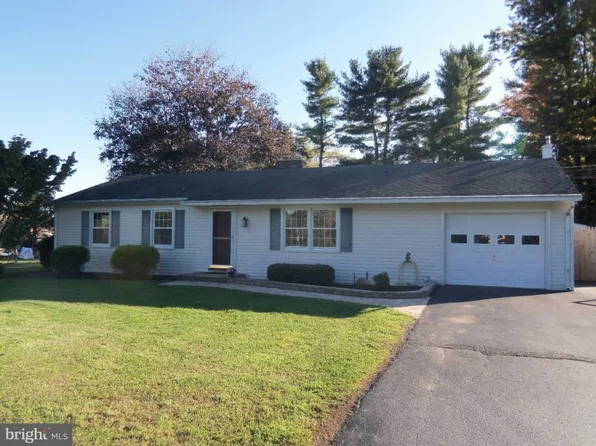 214 Overlook Dr, Coatesville, PA 19320