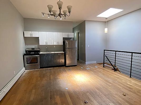 2nd image of 152 Woodruff Ave #3R