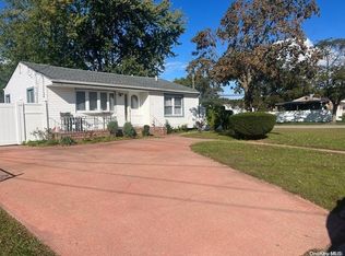 19 E Cedar St, Central Islip, NY 11722