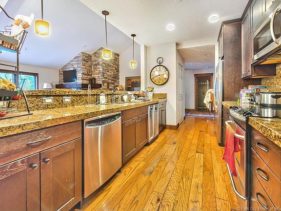 3rd image of 1412 Deer Valley Dr