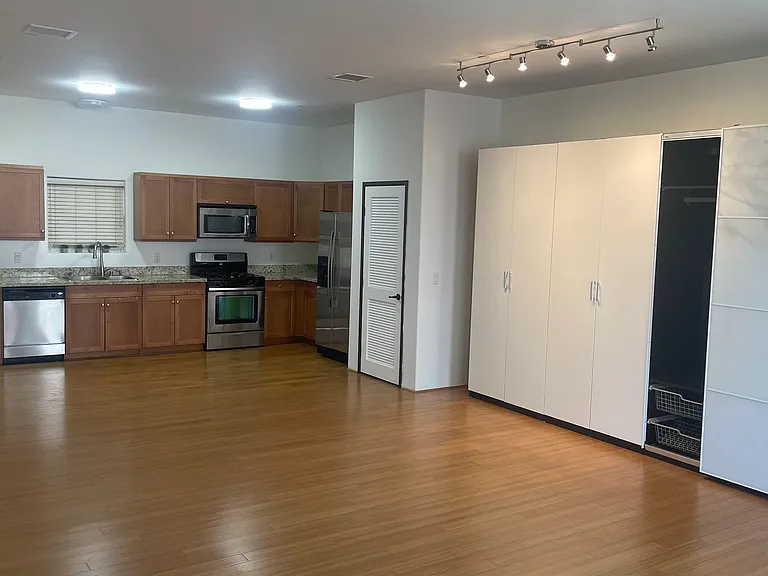 255 W 7th St #26 — Photo 11