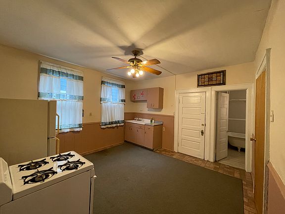 5th image of 144 Peter St #1