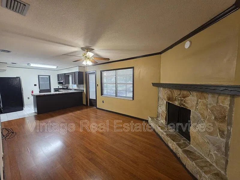3 bed, 2.0 bath, 1366 sqft, $1,695 — Photo 4
