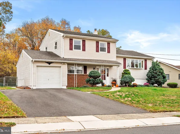 10 Carl Sandburg Dr, Hamilton, NJ 08690