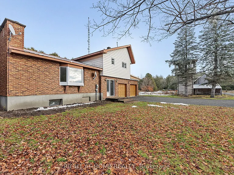 1864 Manotick Station Rd — Photo 3