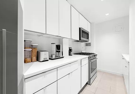 3rd image of 185 W Houston St APT 1-F