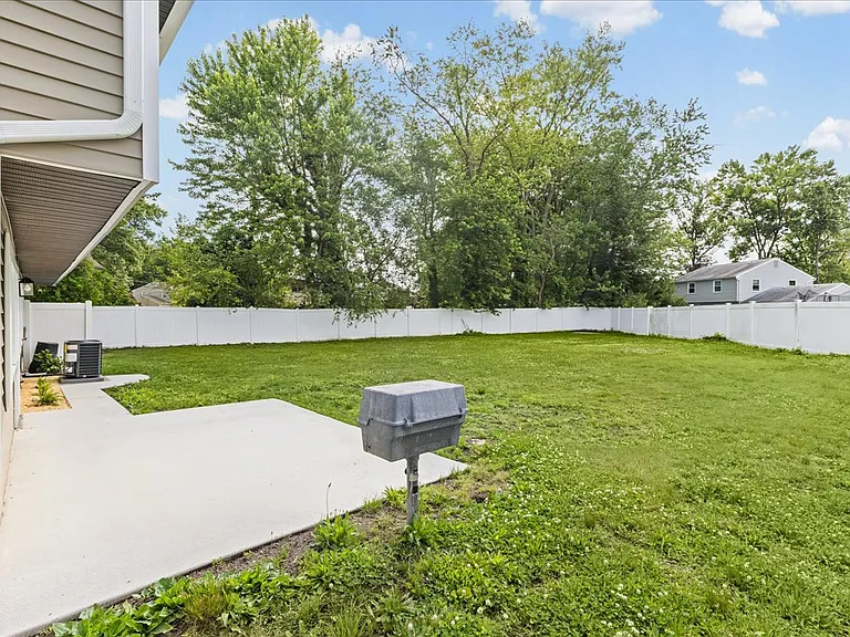 927 Edgemoor Rd — Photo 3