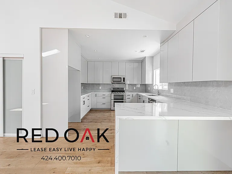 11028 Califa St — Photo 15