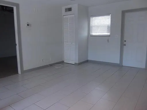 4205 S Manhattan Ave — Photo 4