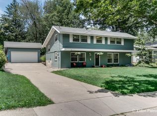 1125 Pinecrest Ave SE, East Grand Rapids, MI 49506