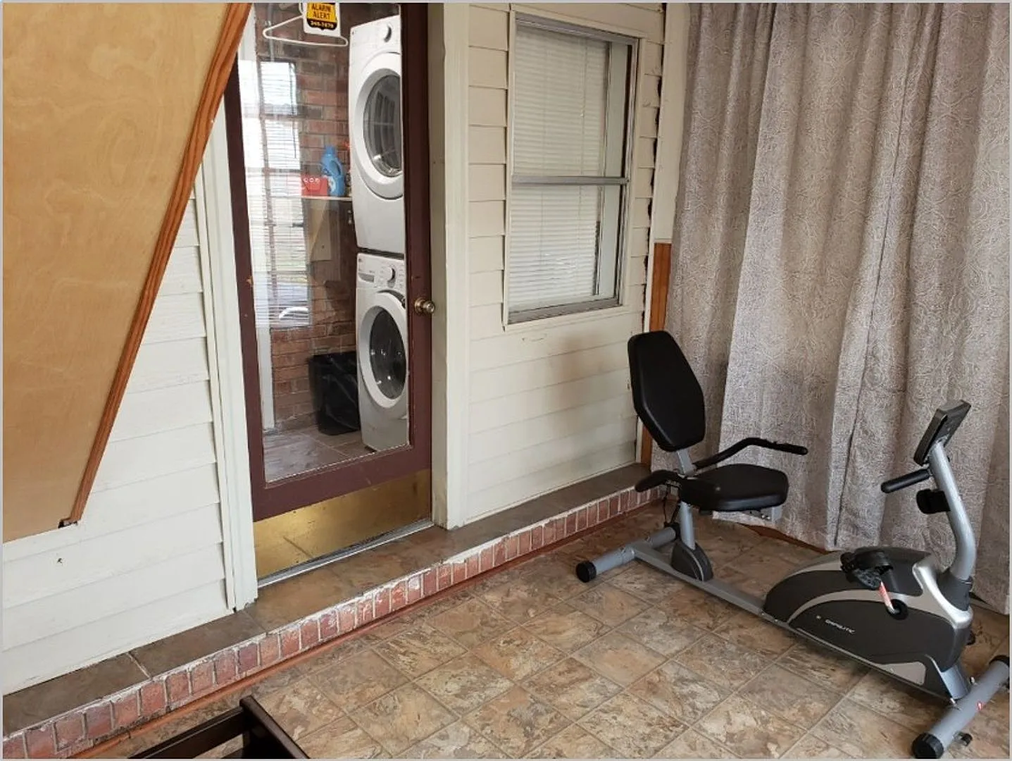 Upstairs 2bed/1bath Apartment — Photo 4
