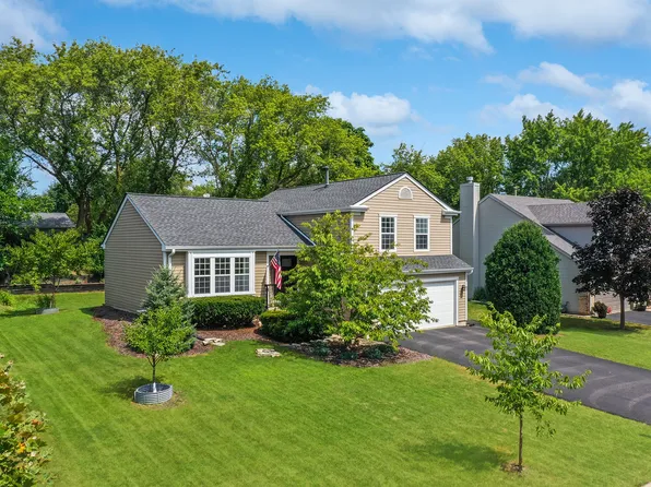 1075 Brittany Rd, Lake Zurich, IL 60047