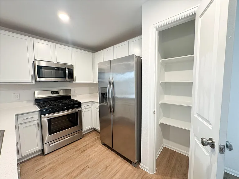 1411 Las Cuevas Dr — Photo 10