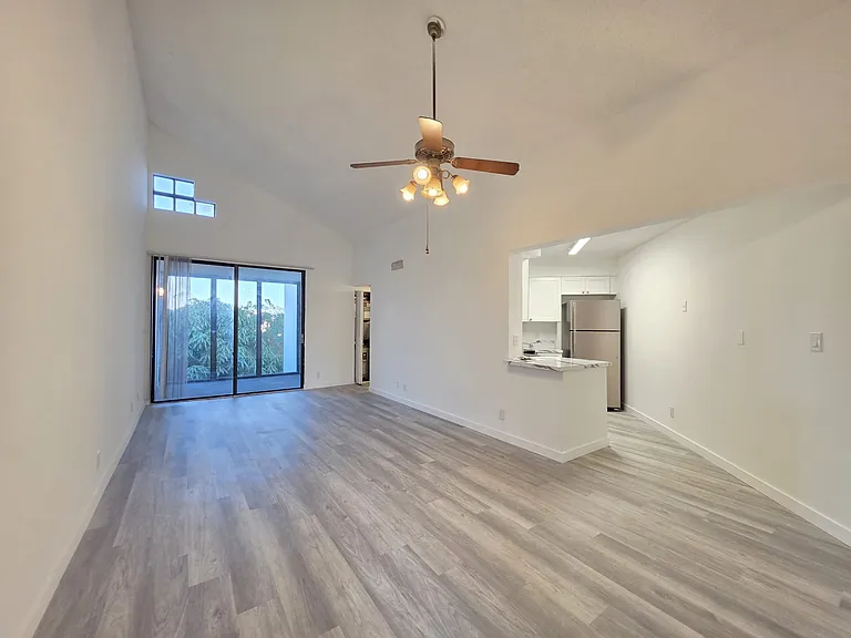 210 Lake Pointe Dr #304 — Photo 2